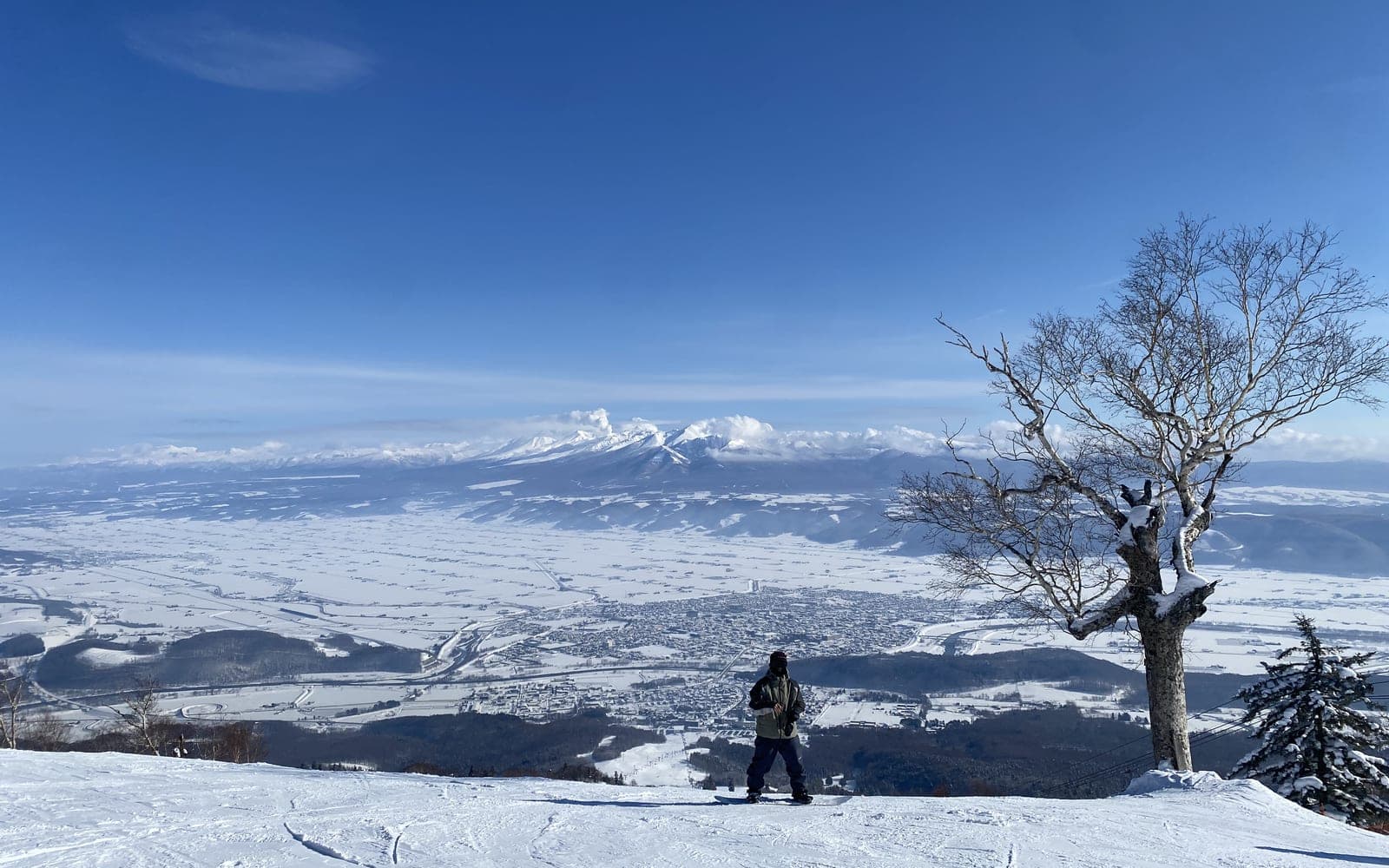 富良野盆地と十勝岳連峰
